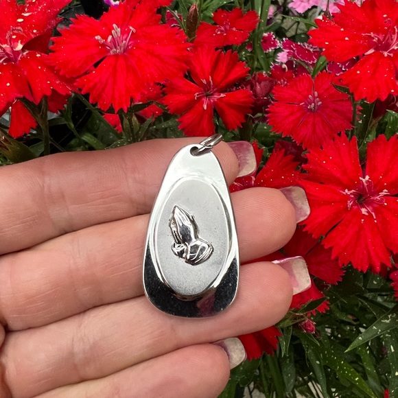 Vintage Sarah Coventry Silver-tone Serenity Prayer Pendant - Picture 3 of 14